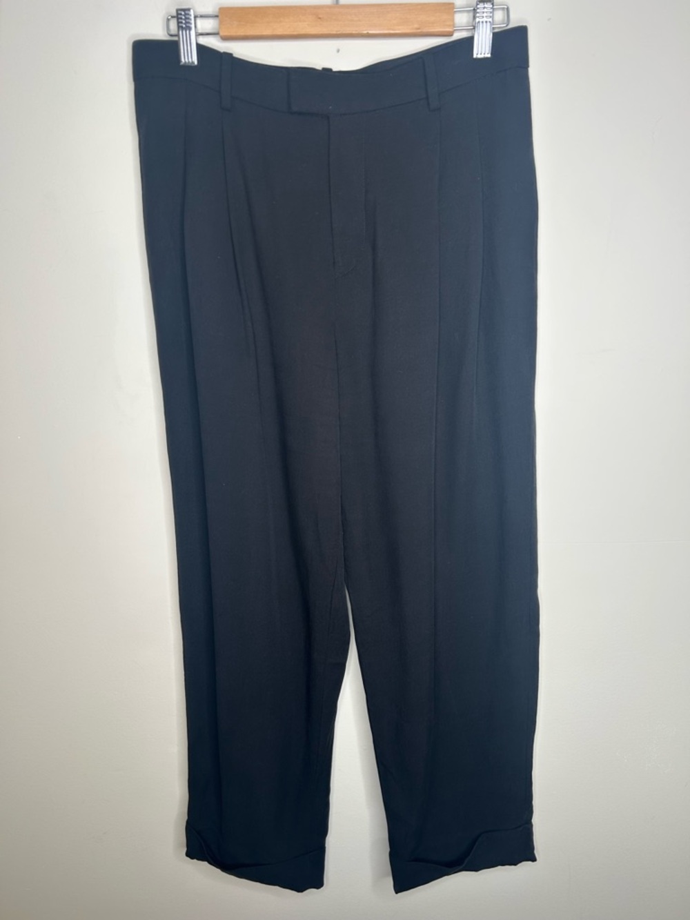 Everlane Black Pleated Pants Pockets Slight Taper Cuff Size 8 100% Lyocell